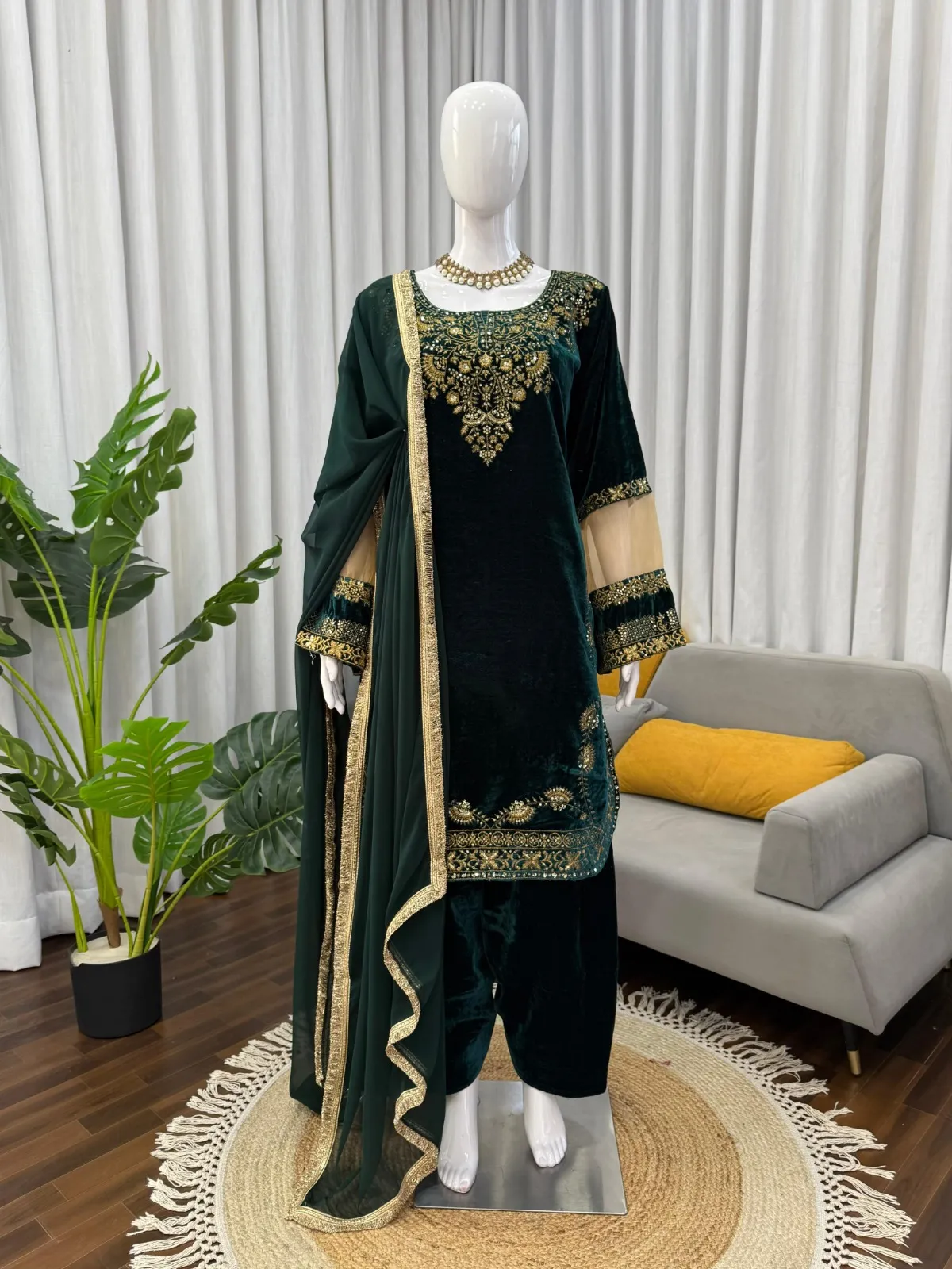 Jannat Movie Star Sonal Chauhan Inspired Farsi Salwar Suit - Image 3