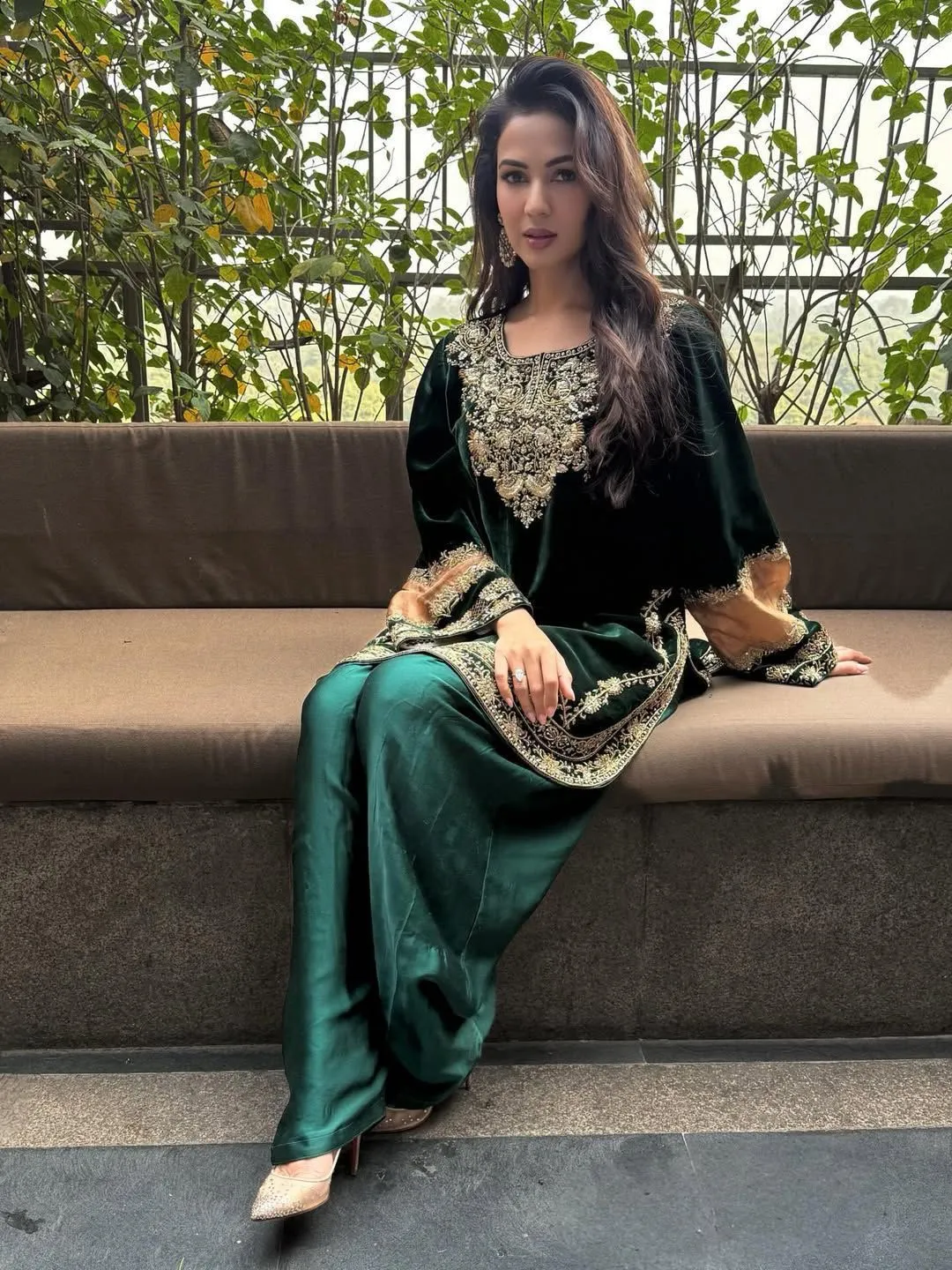 Jannat Movie Star Sonal Chauhan Inspired Farsi Salwar Suit - Image 4