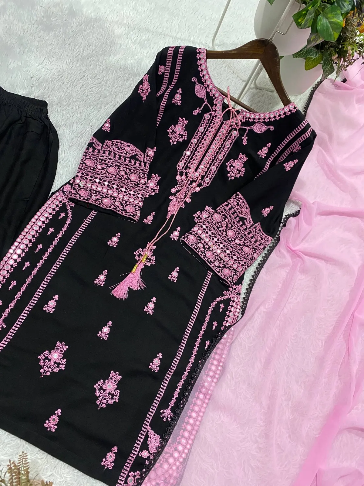 Hania Ameer Inspired Readymade Pakistani Suit - Image 2