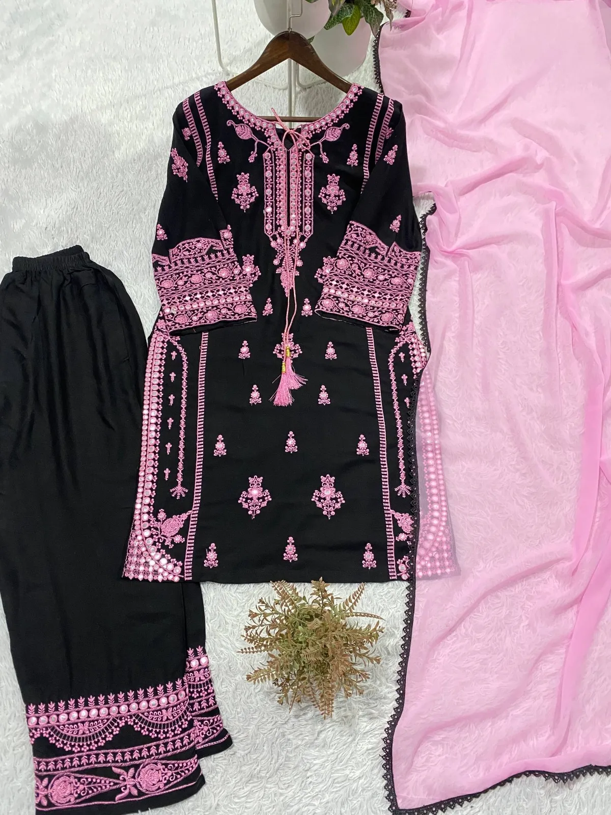 Hania Ameer Inspired Readymade Pakistani Suit - Image 4